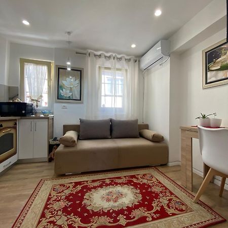 Central Welcoming Apartment In 티라나 외부 사진