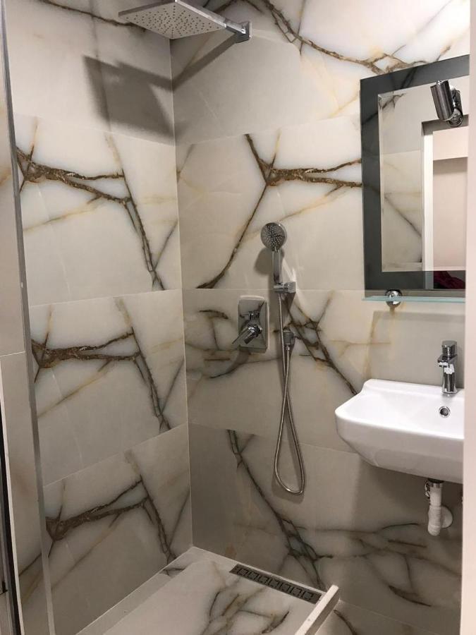 Central Welcoming Apartment In 티라나 외부 사진