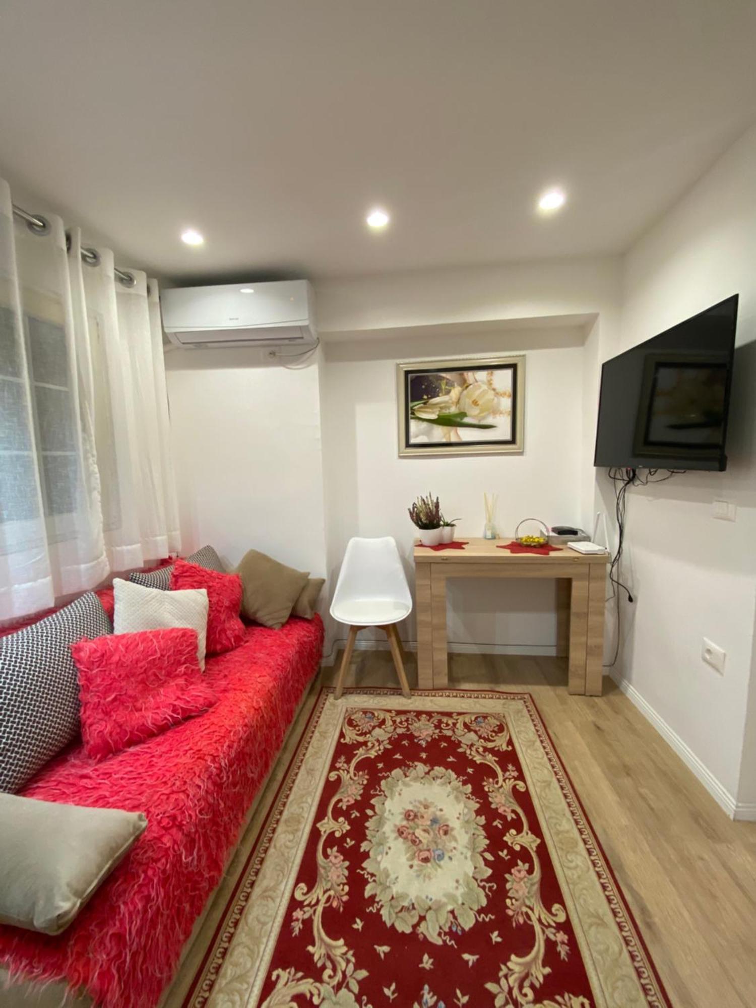 Central Welcoming Apartment In 티라나 외부 사진