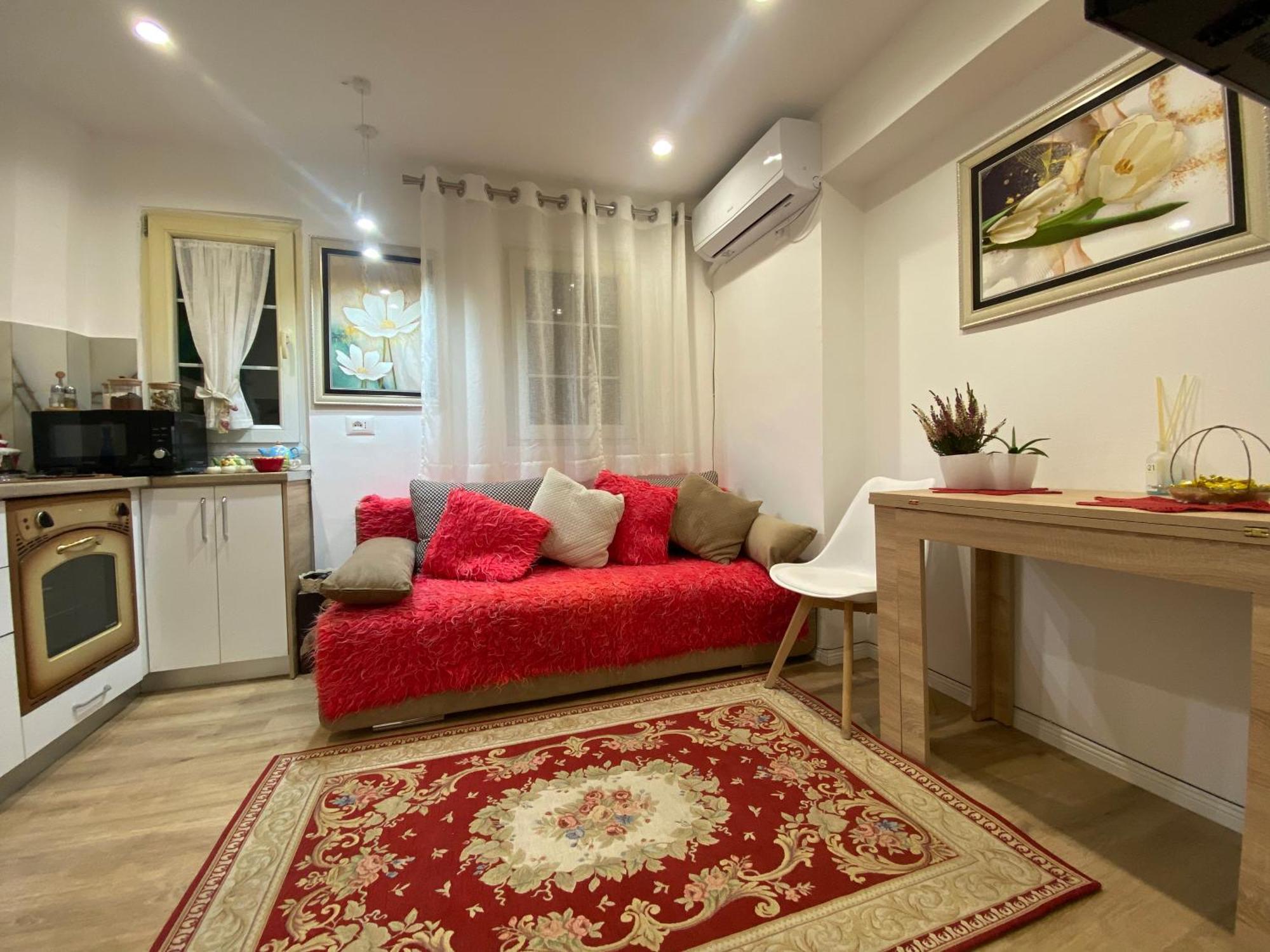 Central Welcoming Apartment In 티라나 외부 사진