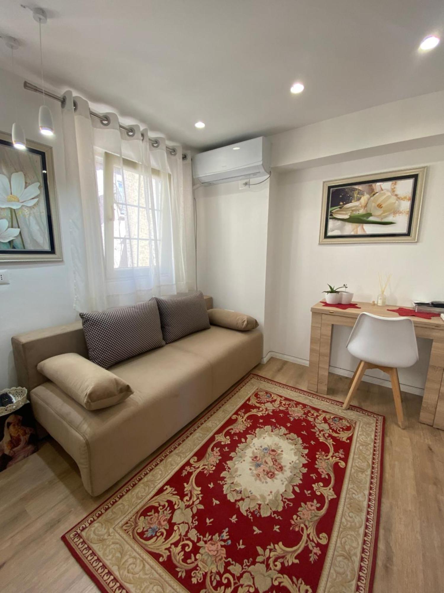 Central Welcoming Apartment In 티라나 외부 사진